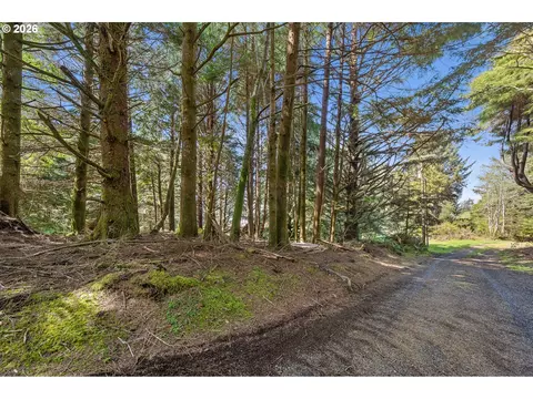 7 Th St NW #11300, Cape Meares, OR 97141