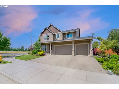 1402 Iris St, Woodburn, OR 97071