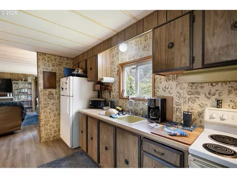 4826 Rhododendron Loop, Florence, OR 97439 photo 9