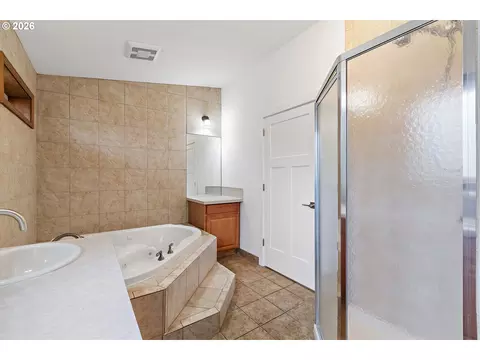 Bath - 485 SE Centurion Ave, Gresham, OR 97030 photo 2 of 3