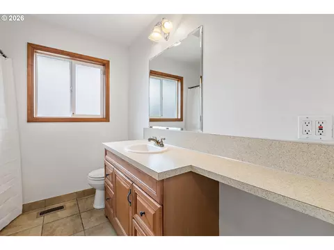 Bath - 485 SE Centurion Ave, Gresham, OR 97030 photo 3 of 3