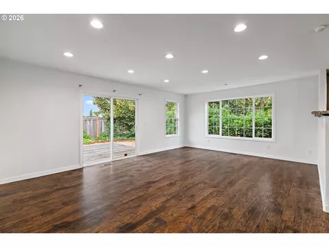 Living - 485 SE Centurion Ave, Gresham, OR 97030 photo 3 of 4