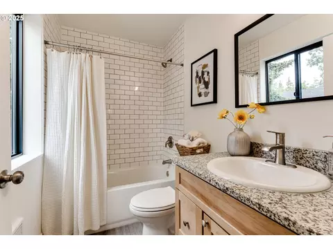 Bath - 9 Monroe #A, Eugene, OR 97402 photo 2 of 3