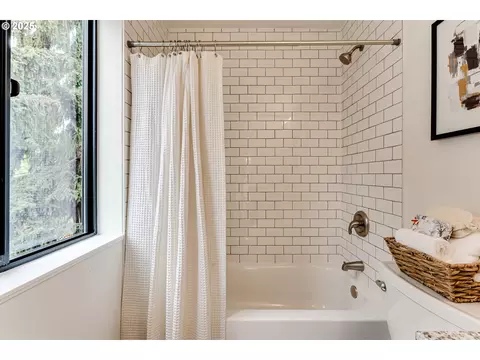 Bath - 9 Monroe #A, Eugene, OR 97402 photo 3 of 3