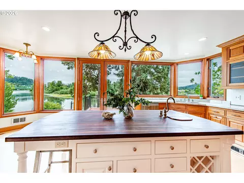 Kitchen - 441 W D St, Springfield, OR 97477 photo 4 of 9