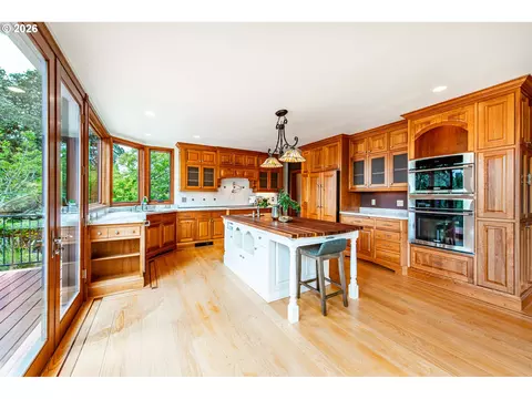 Kitchen - 441 W D St, Springfield, OR 97477 photo 3 of 9