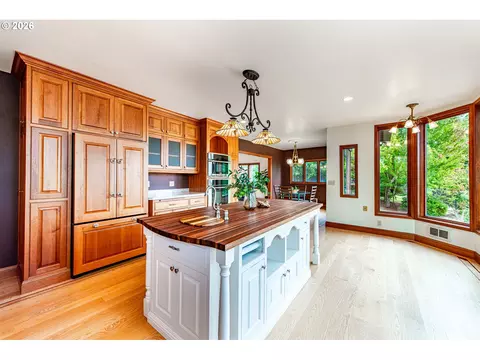 Kitchen - 441 W D St, Springfield, OR 97477 photo 7 of 9
