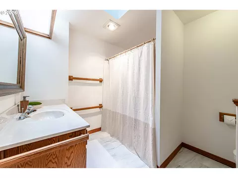Bath - 441 W D St, Springfield, OR 97477 photo 4 of 4