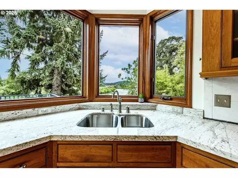 Kitchen - 441 W D St, Springfield, OR 97477 photo 6 of 9