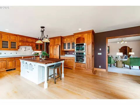 Kitchen - 441 W D St, Springfield, OR 97477 photo 2 of 9