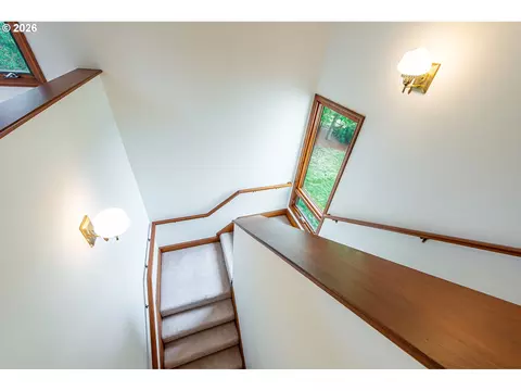 Entry Way - 441 W D St, Springfield, OR 97477 photo 2 of 4