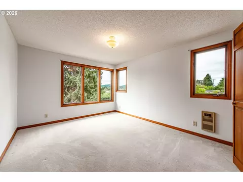 Bedroom - 441 W D St, Springfield, OR 97477 photo 6 of 8
