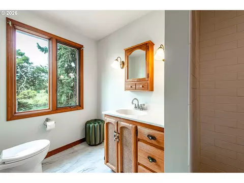 Bath - 441 W D St, Springfield, OR 97477 photo 2 of 4
