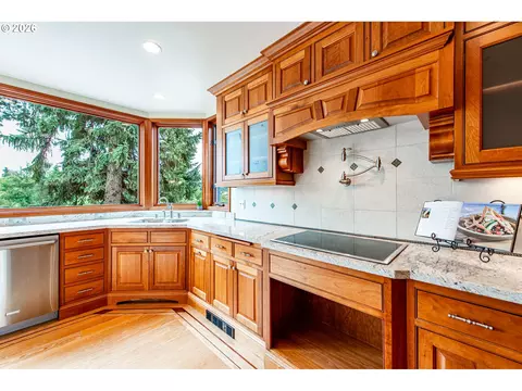 Kitchen - 441 W D St, Springfield, OR 97477 photo 5 of 9