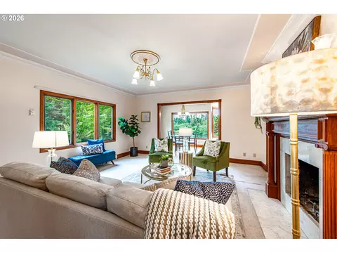 Living - 441 W D St, Springfield, OR 97477 photo 2 of 4
