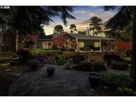 109 Ocean View Ct, Florence, OR 97439