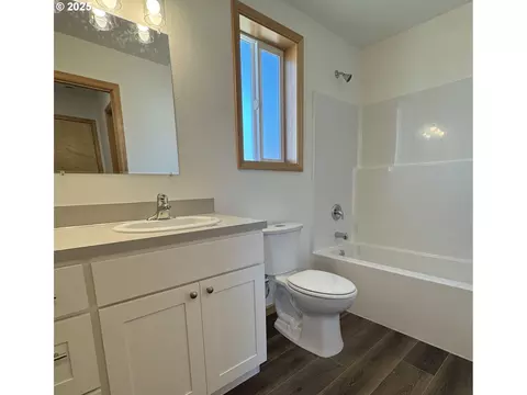 Bath - 749 St Charles St, Eugene, OR 97402 photo 1 of 5