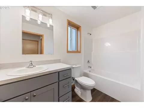 Bath - 749 St Charles St, Eugene, OR 97402 photo 4 of 5