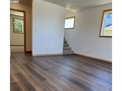 Living - 749 St Charles St, Eugene, OR 97402 photo 1 of 2