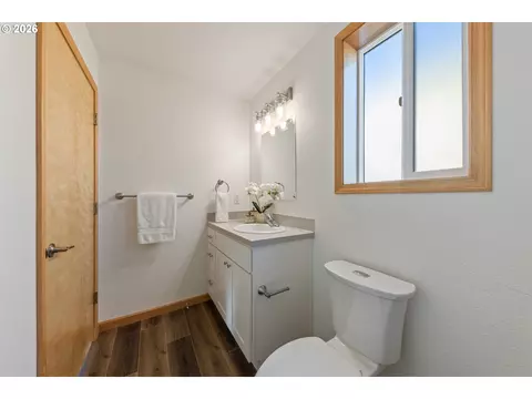 Bath - 749 St Charles St, Eugene, OR 97402 photo 3 of 5
