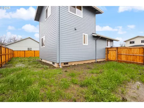 Exterior - 749 St Charles St, Eugene, OR 97402 photo 5 of 7