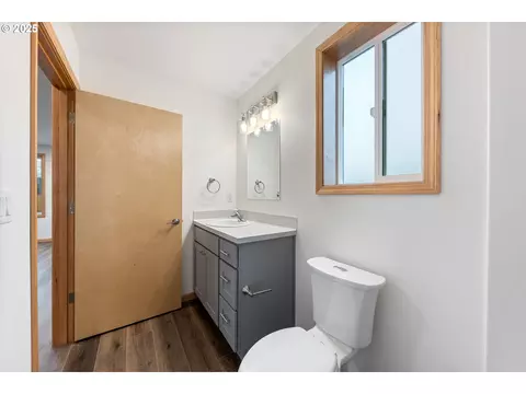 Bath - 749 St Charles St, Eugene, OR 97402 photo 5 of 5
