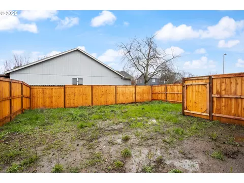 Exterior - 749 St Charles St, Eugene, OR 97402 photo 4 of 7