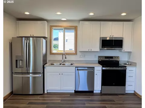 Kitchen - 749 St Charles St, Eugene, OR 97402 photo 1 of 1