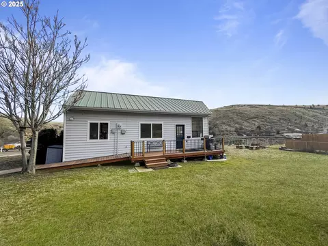304 Elrod Pl, Maupin, OR 97037