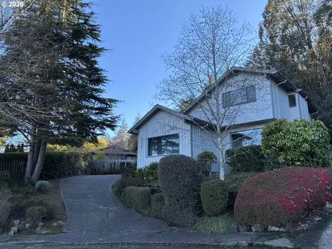 2225 Maine Ct, North Bend, OR 97459