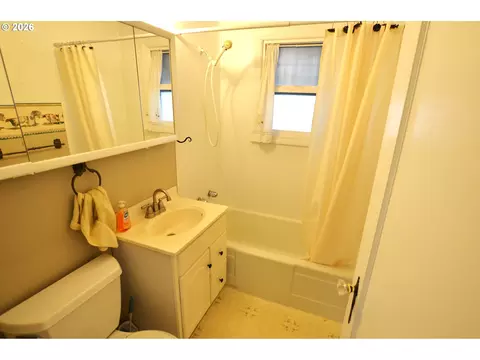 Bath - 518 NW 9th St, Pendleton, OR 97801 photo 1 of 1