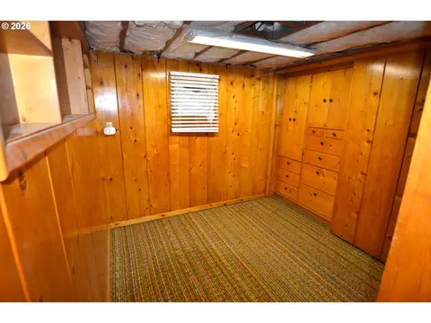 Bedroom - 518 NW 9th St, Pendleton, OR 97801 photo 3 of 3