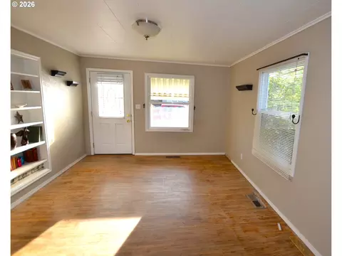 Living - 518 NW 9th St, Pendleton, OR 97801 photo 2 of 2