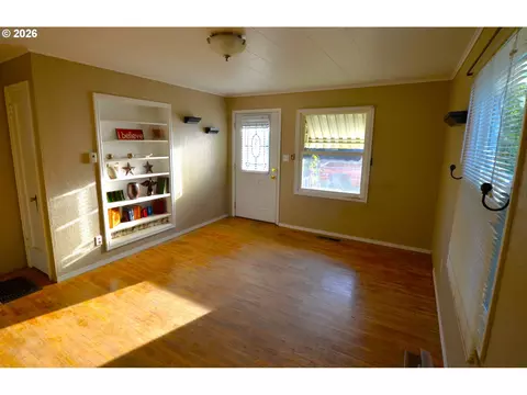 Living - 518 NW 9th St, Pendleton, OR 97801 photo 1 of 2