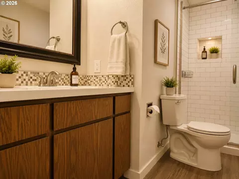 Bath - 202 Foxtail Dr, Eugene, OR 97405 photo 2 of 4
