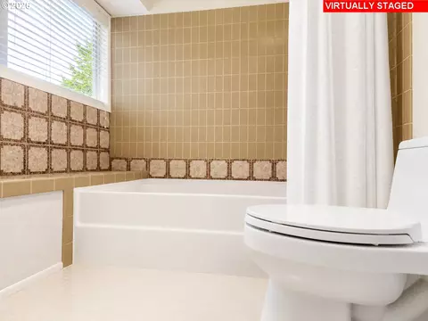 Bath - 202 Foxtail Dr, Eugene, OR 97405 photo 4 of 4
