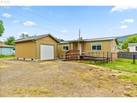 335 Division Ave, Drain, OR 97435