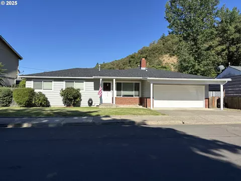 733 W Ballf St, Roseburg, OR 97471