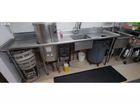 Kitchen - 10786 Highway 126, Mapleton, OR 97453 photo 4 of 4