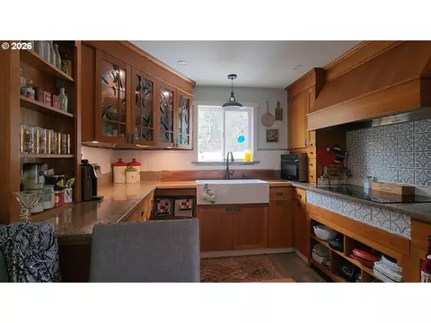 Kitchen - 10786 Highway 126, Mapleton, OR 97453 photo 1 of 4