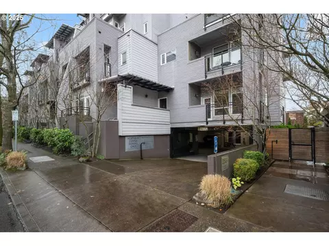 2327 NW Northrup St #12, Portland, OR 97210
