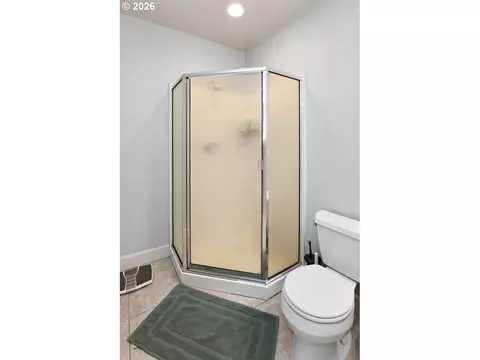 Bath - 347 Lazy Ave, Eugene, OR 97404 photo 5 of 5