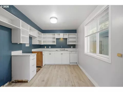 Kitchen - 111 SElliott Ave, Gresham, OR 97080 photo 2 of 2