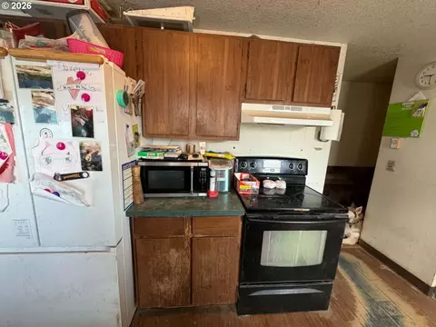 Kitchen - 206 SE Kirk Ave, Pendleton, OR 97801 photo 1 of 1