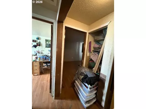 Entry Way - 206 SE Kirk Ave, Pendleton, OR 97801 photo 7 of 9