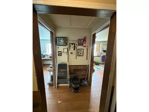 Entry Way - 206 SE Kirk Ave, Pendleton, OR 97801 photo 8 of 9