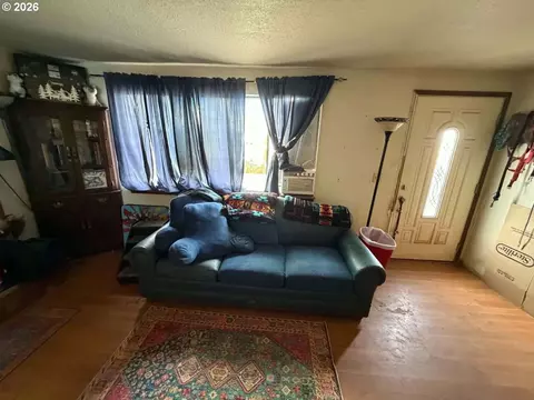 Living - 206 SE Kirk Ave, Pendleton, OR 97801 photo 4 of 5