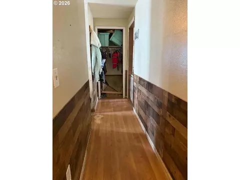 Entry Way - 206 SE Kirk Ave, Pendleton, OR 97801 photo 6 of 9