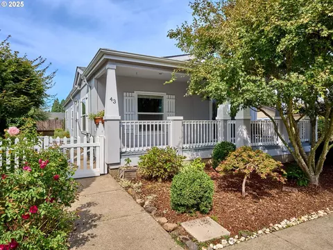 1015 Oak St #43, Silverton, OR 97381