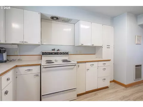 Kitchen - 2915 NE Loop Dr, Otis, OR 97368 photo 6 of 7